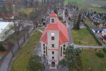 Kościół Parafialny w Iłowej. Widok z drona. - obrazy, fototapety, plakaty