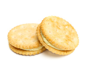 Galletas rellenas sobre un fondo blanco liso y aislado. Vista superior y de cerca. Copy space