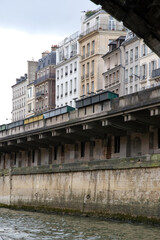 Fototapeta na wymiar blick auf historische stadthäuser am rive gauche paris