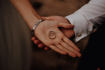 Hochzeitsringe auf Händen
