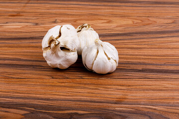 Frische Knoblauchknolle auf einem Tisch