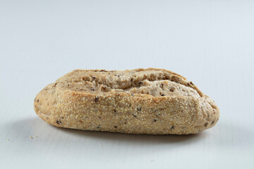 barra de pan integral con semillas de sésamo, vista cenital. loaf of wholemeal bread with sesame seeds, overhead view.