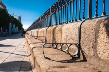 Bench that symbolizes the Triana bridge.