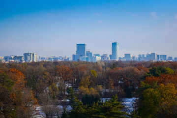 Obraz premium Bucharest, aerial view of the Arc de Triomphe, autumn landscape, autumn city, day photography, autumn colors