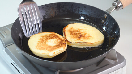 焦げ目のついたホットケーキ　鉄フライパンでの加熱