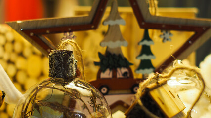 Magie de Noël, boules, fée, et peluches nous souhaitent de passer un merveilleux moment en famille