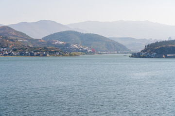 Fototapeta premium city skyline and lake