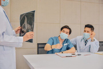 Obraz premium Team doctors are planning the treatment of major surgery for the patient.