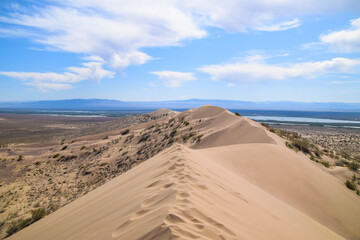 Fototapeta na wymiar Singing dune (Sand dune) in the Altyn Emel Nationalpark, Kazakhstan