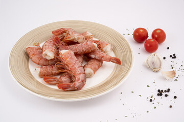 the ingredients to prepare the prawns on a white plate