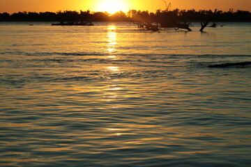 Atardecer en el río