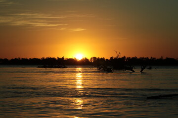 Atardecer en el río