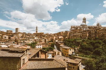 Obraz premium Panoramic view of Siena city with historic buildings and street