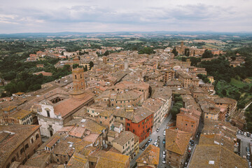 Obraz premium Panoramic view of Siena city with historic buildings and streets