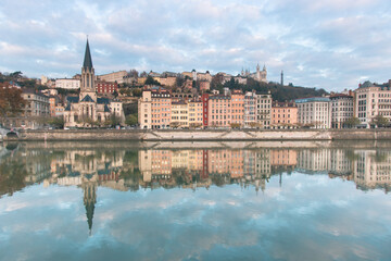 vue sur le vieux Lyon et la colline de Fourvière du côté du quartier Saint Georges avec la Saône au premier plan