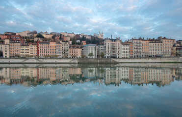 vue sur le vieux Lyon et la colline de Fourvière du côté du quartier Saint Georges avec la...