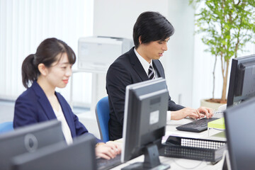 Obraz premium デスクワークするビジネスマン