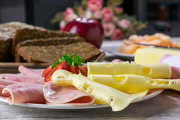 Abendbrot Teller mit Aufschnitt, Käse und Brot