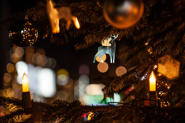 Leuchtende Weihnachtsdekoration an Weihnachtsbaum vor unscharfem Hintergrund