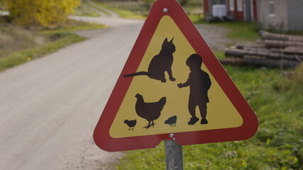 Warnschild spielende Kinder, fahr vorsichtig, Schweden - 398267237