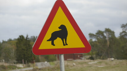 Verkehrsschild Warnzeichen mit Hund - Achtung aufpassen, langsam fahren - 398267679