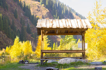 Obraz premium A resting place for tourists in the mountains. Autumn landscape with gazebo