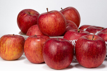 Fototapeta na wymiar ランダムに置いたおいしいリンゴ