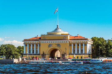 Naklejka premium Admiralty arch on the Neva embankment in Saint Petersburg, Russia .