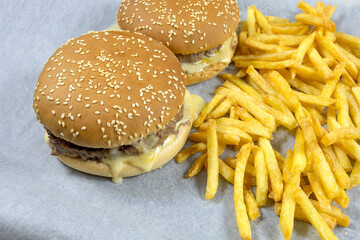 burger au boeuf et frites françaises