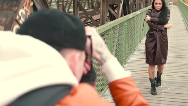 Model posing, dale steps. Realization of creativity. The photographer takes photographs. Take photos in your spare time. Creating an image.