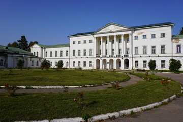 Obraz premium Facade of and old building with front yard 