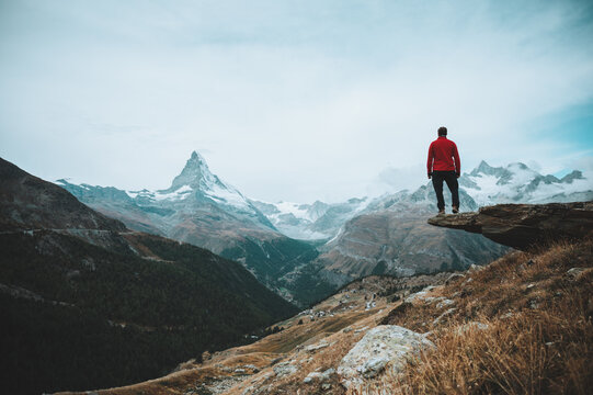 Wanderer mit Blick auf das Matterhorn
