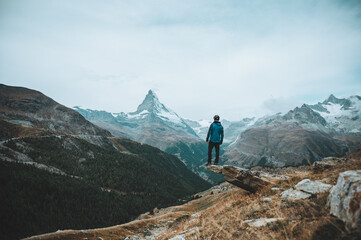 Wanderer mit Blick auf das Matterhorn
