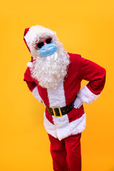 Weihnachtsmann mit Sonnenbrille und Maske