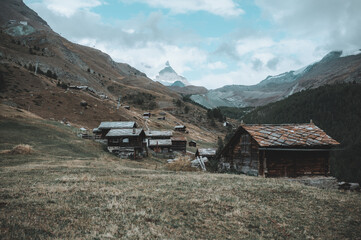 Bergdorf im Blick auf das Matterhorn