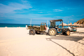 Obraz premium Truck carrying sand on the beach