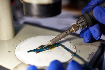 Mobile phone repair. Mobile device service. Saldatura di trucioli e trucioli.