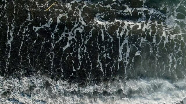 Mar negro con olas blancas peque&ntilde;as