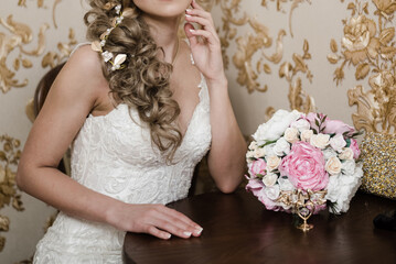 bride in wedding dress, fitted wedding dress, gathering the bride