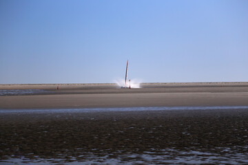 Fototapeta na wymiar Strandsegler bei Wind am Nordsee Strand im Herbst und Sonnenschein
