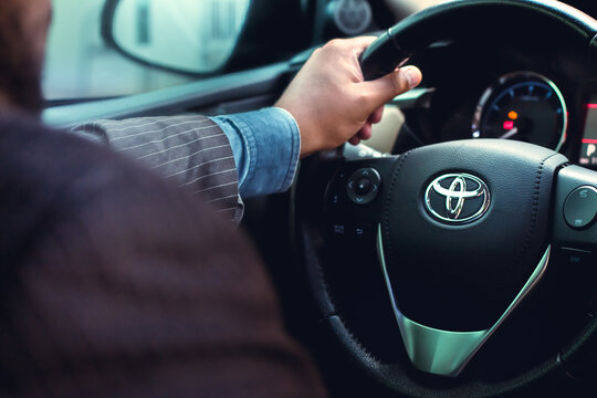 Toyota Corolla. Carro, Autom&oacute;vel, Motorista, Interior. Homem segurando o volante de um ve&iacute;culo Toyota Corolla Altis.