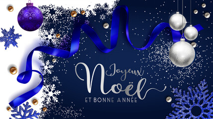 carte ou bandeau sur joyeux Noël et Bonne Année en argenté sur une fond bleu marine et blanc avec des flocons de neige, des boules de Noël un ruban bleu et des paillettes argentées