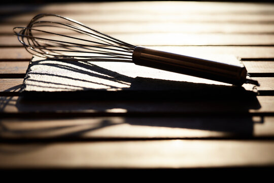 Frusta da cucina in controluce