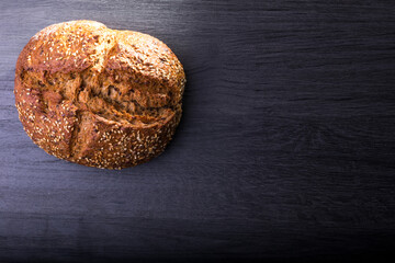 Pan de semillas sobre mesa oscura