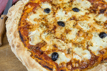 pizza au fromage sur une planche à découpé