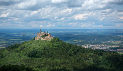 Fototapeta na wymiar Burg Hohenzollern bei Hechingen, Deutschland - gezoomter Blick vom Aussichtspunkt Zeller Horn auf der Schwäbischen Alb