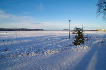 Fototapeta na wymiar winter landscape in the lake
