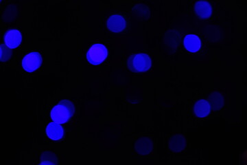 Lights blurred blue bokeh abstract on dark background, rozmyte światełka na ciemnym tle lampki świąteczne