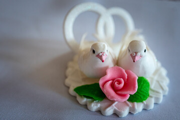 dwa gołębie i obrączki, dekoracja ślubna
