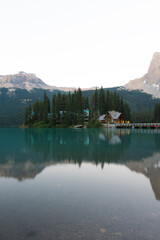 Naklejka premium Emerald Lake Lodge on a Calm Evening